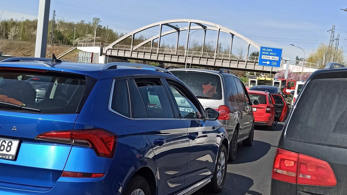 Kvůli nehodě se vytvořily v Karlových Varech dlouhé kolony. Petr Wisniowski