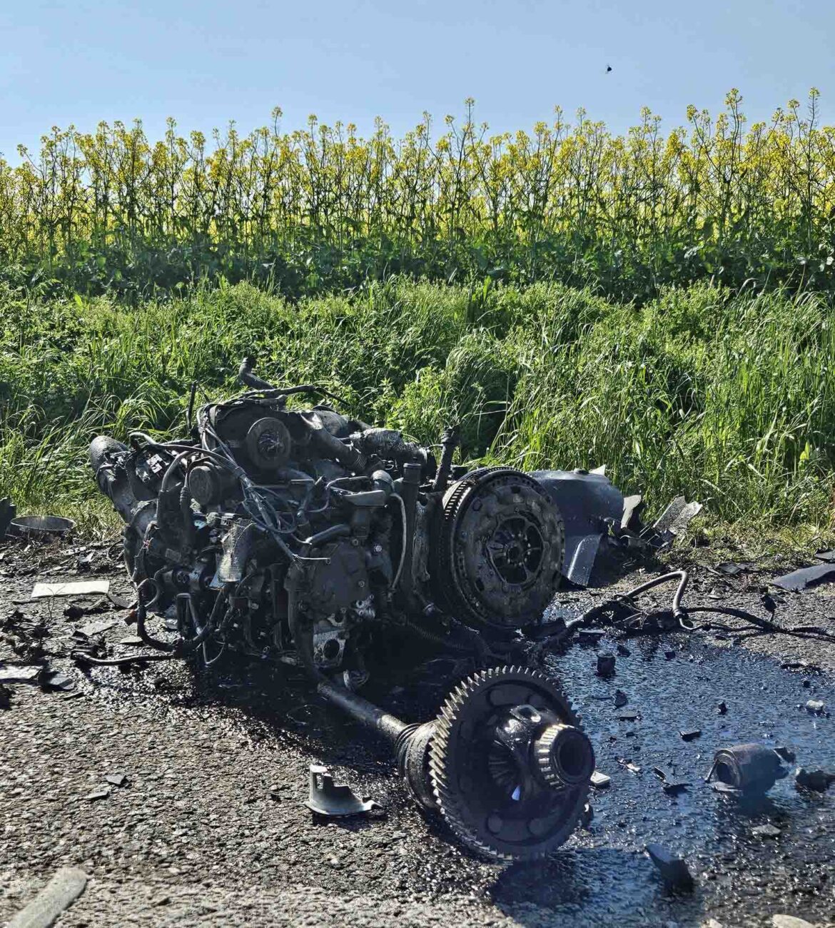 Z auta po nárazu vypadl motor. Foto: HZS