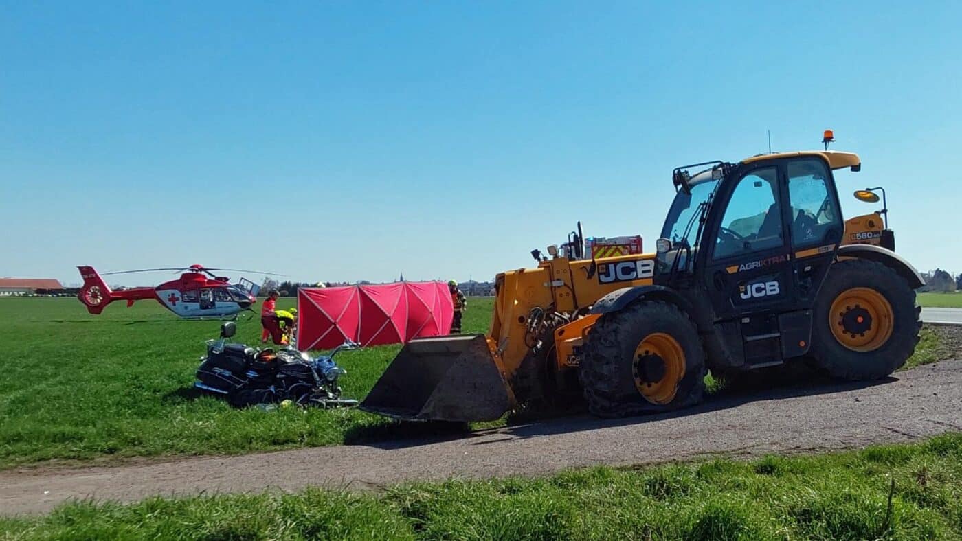 Nehoda motocyklu s traktorem u Čelčic na Prostějovsku. Foto: HZS