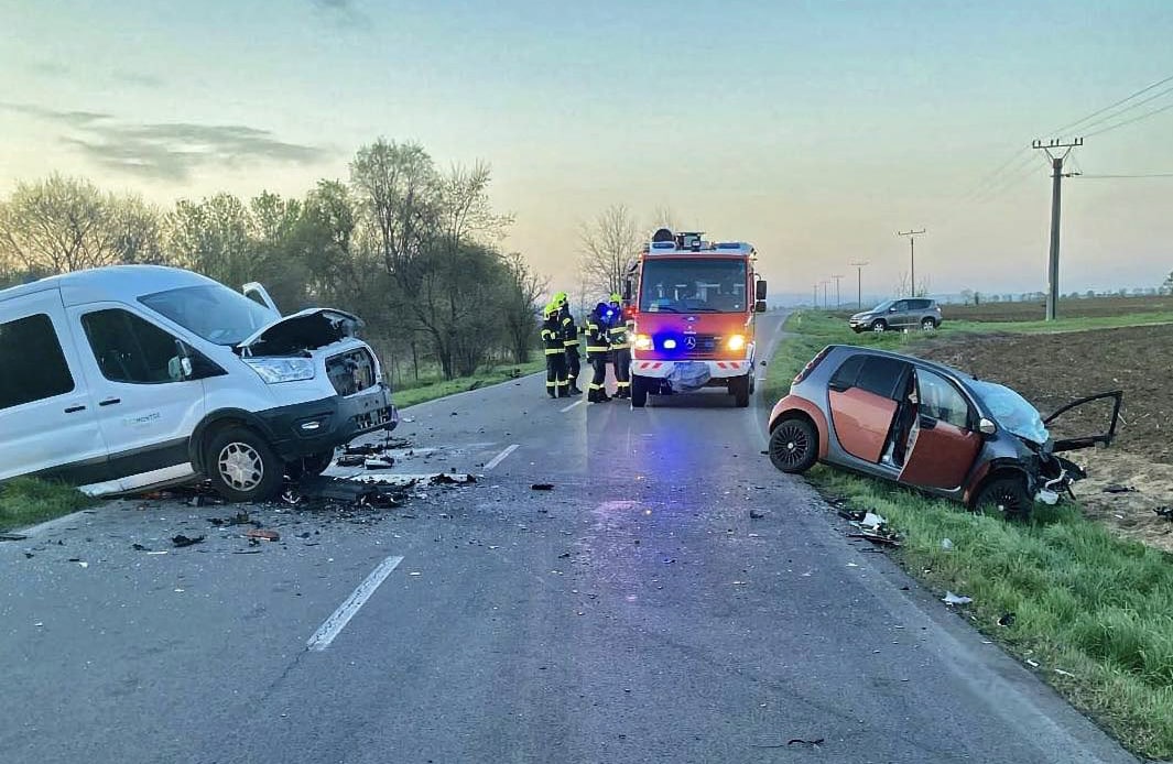 Tragická nehoda Smartu a dodávky v Turé. Foto: PSR