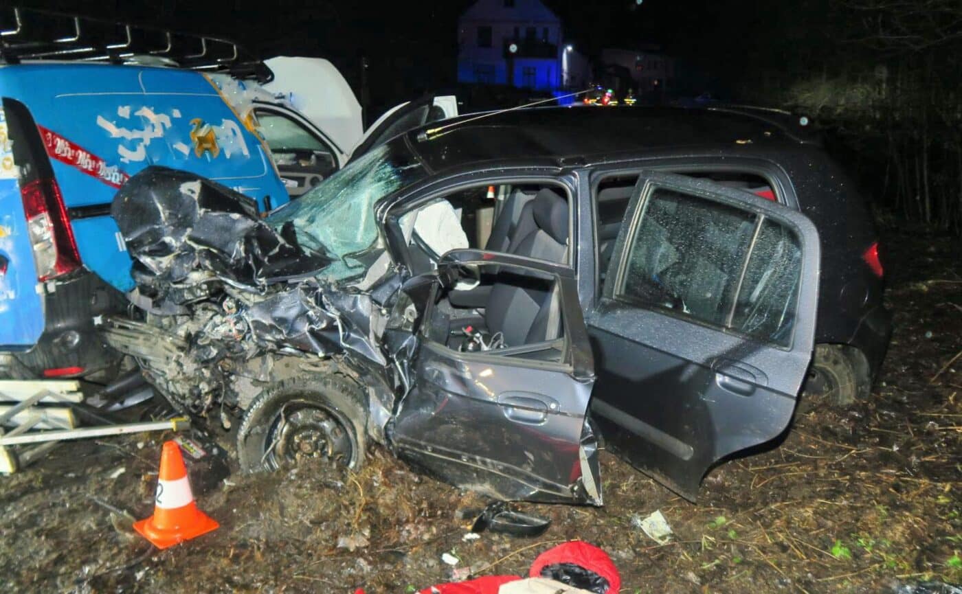 Hyundai byla značně zdemolovaná, posádka utrpěla zranění. Foto: PČR