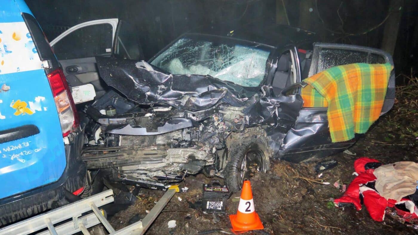 Hyundai byla značně zdemolovaná, posádka utrpěla zranění. Foto: PČR