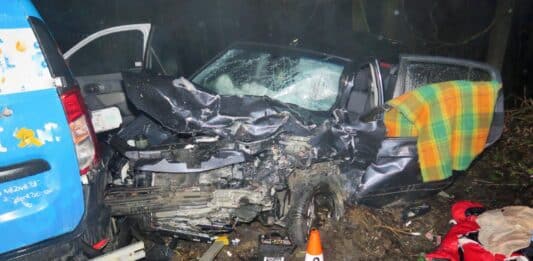 Hyundai byla značně zdemolovaná, posádka utrpěla zranění. Foto: PČR