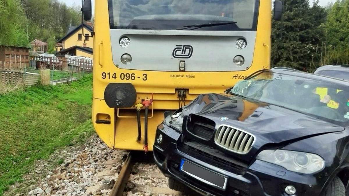 V Samechově u Sázavy vjelo BMW před vlak. Foto: Správa železnic