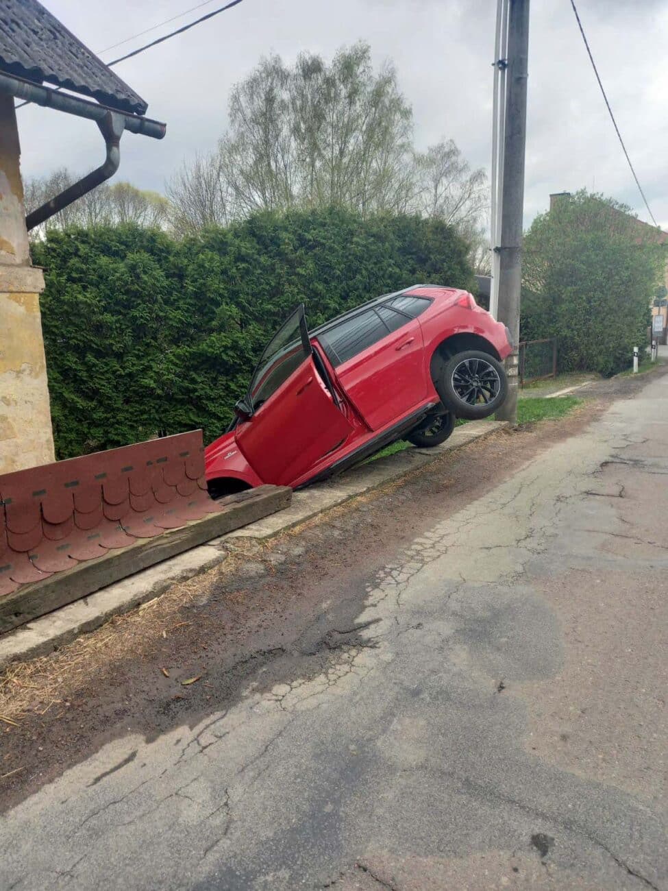 Ve Slatině nad Zdobnicí sjela Fabie ze zídky. 