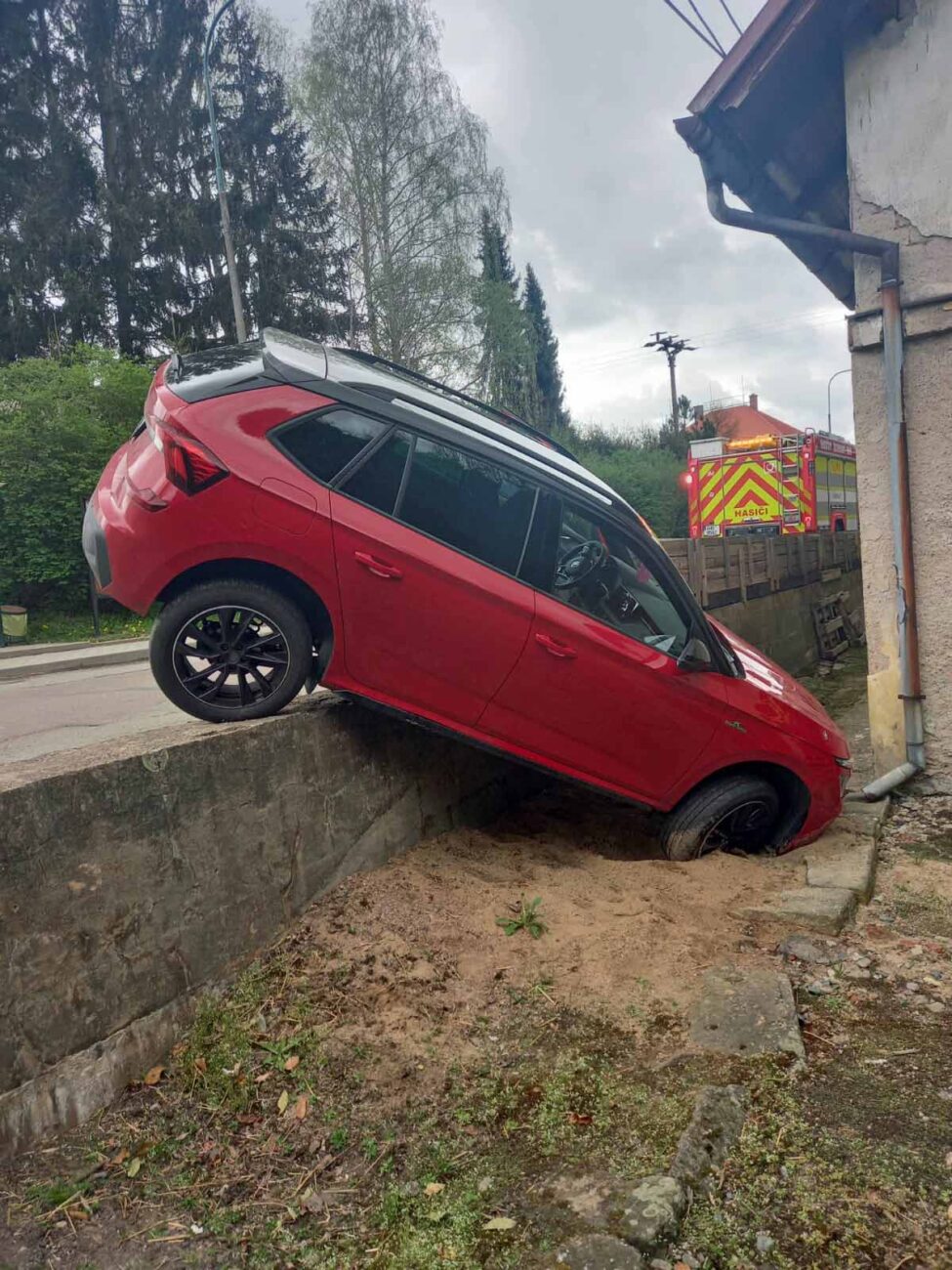 Ve Slatině nad Zdobnicí sjela Fabie ze zídky. 