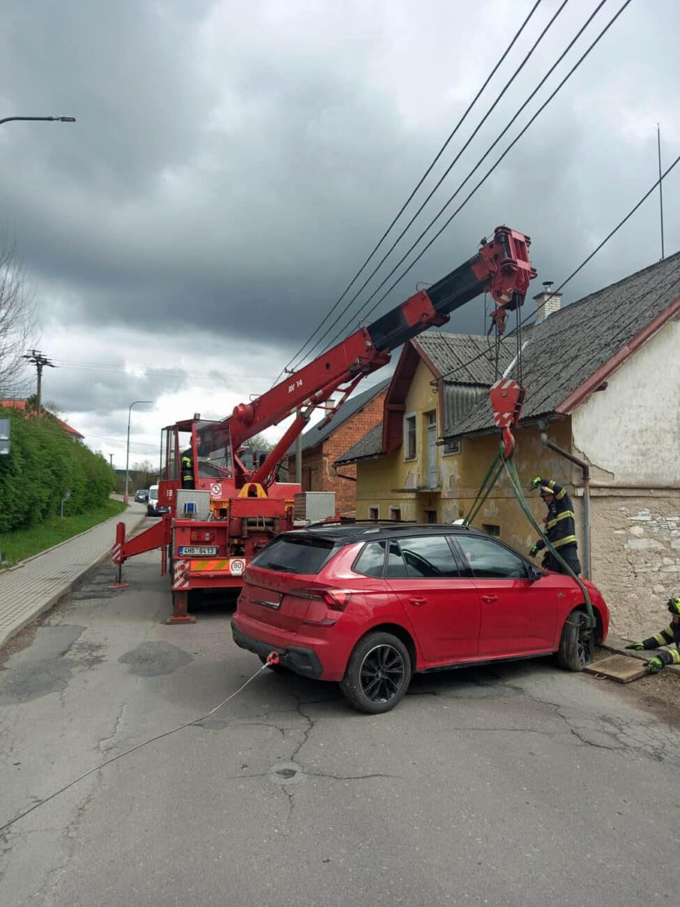 Ve Slatině nad Zdobnicí sjela Fabie ze zídky. 