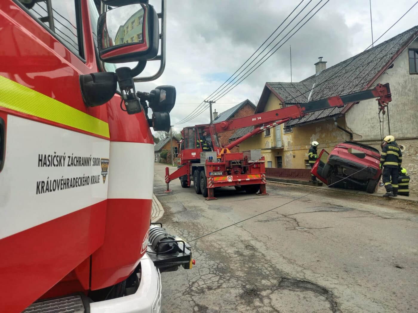 Ve Slatině nad Zdobnicí sjela Fabie ze zídky. 