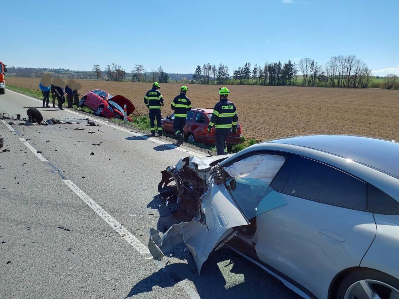 Nehoda tří vozidel u Stradouně. Foto: HZS