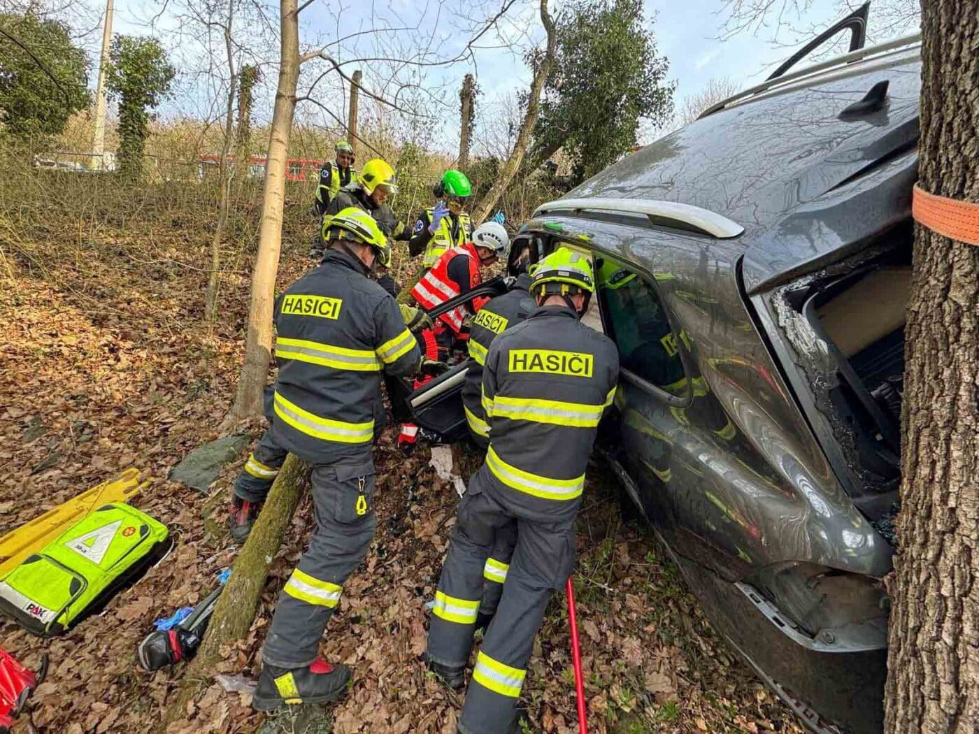 Řidič zůstal zaklíněný v autě šest hodin. Foto: ZSASČR