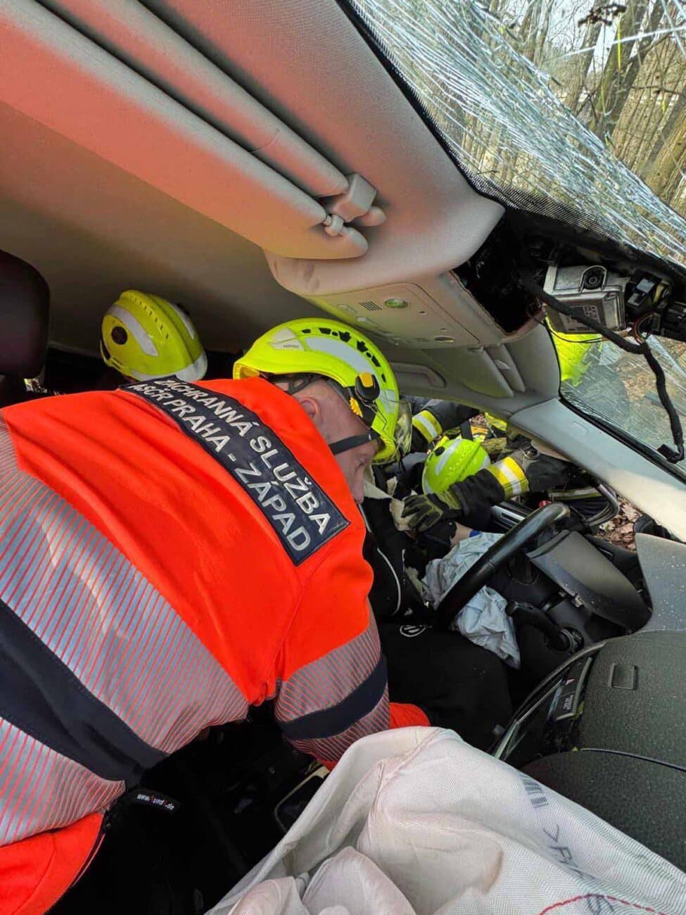 Řidič zůstal zaklíněný v autě šest hodin. Foto: ZSASČR