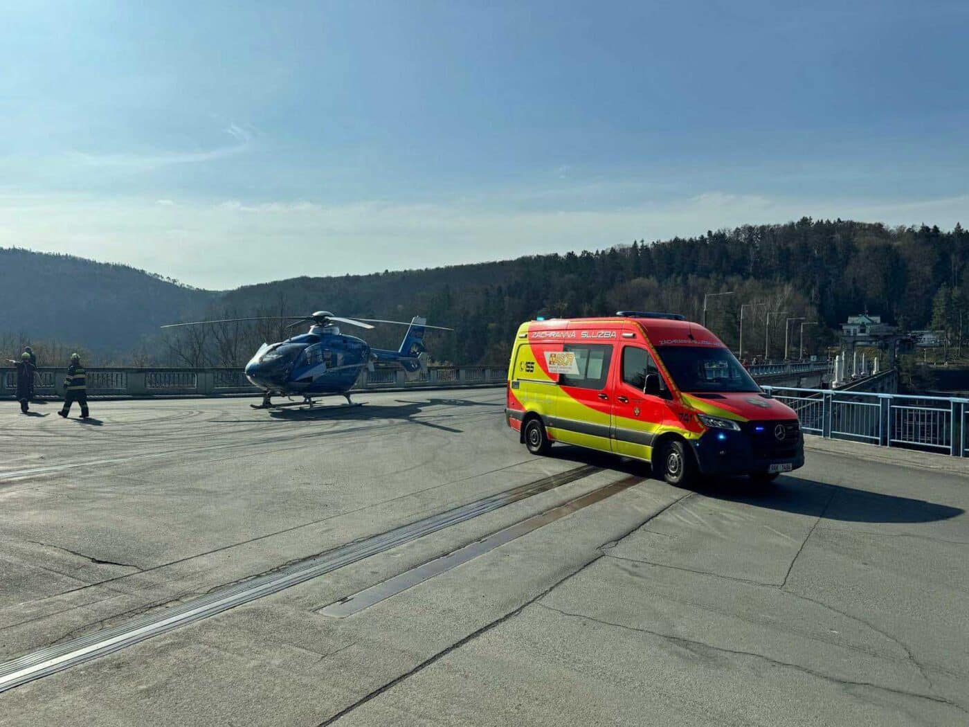 Vrtulník záchranářů přistával na nedaleké přehradě. Foto: ZSASČR