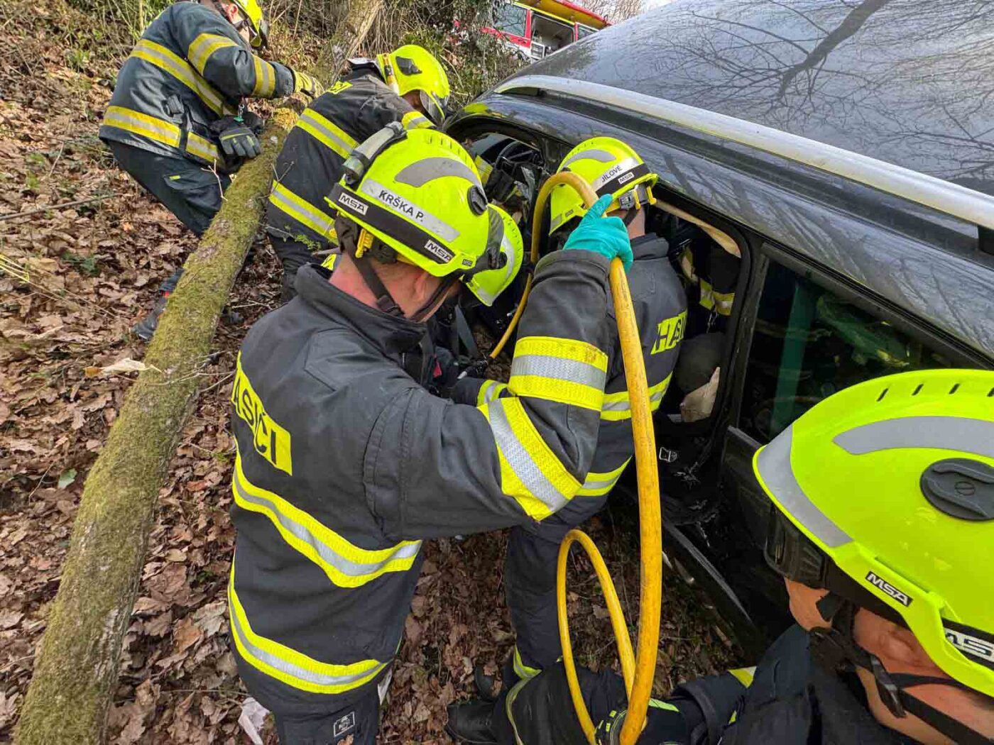 Hasiči museli řidiče z auta vyprostit. Foto: HZS