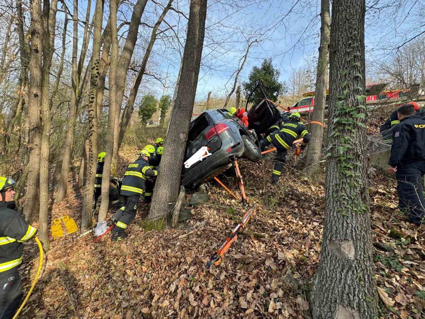 Hasiči museli auto stabilizovat proti dalšímu pohybu. Foto: HZS