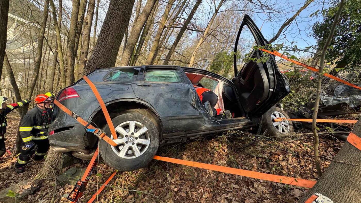 Nehoda v Třebenicích: Vůz sjel ze svahu. Foto: HZS