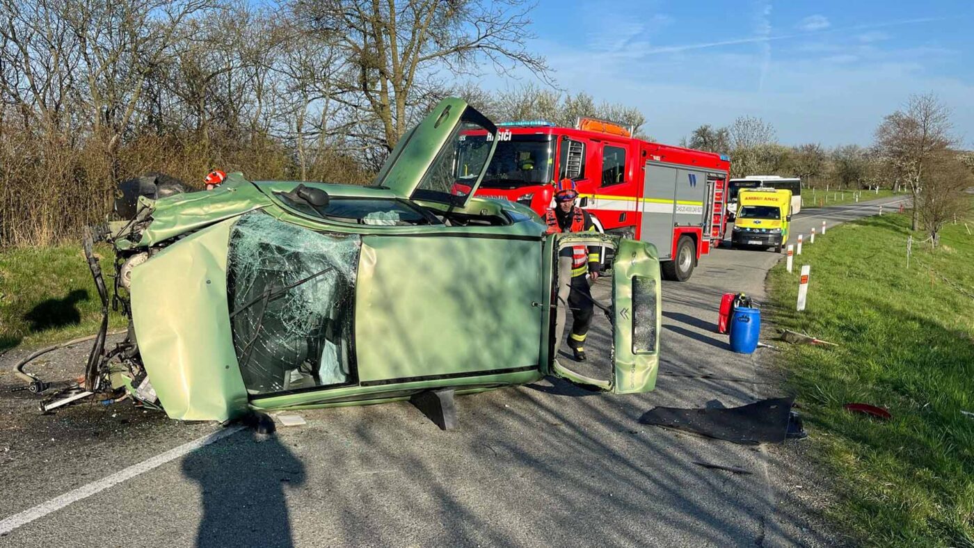 Auto skončilo převrácené na boku. Foto: ZZS