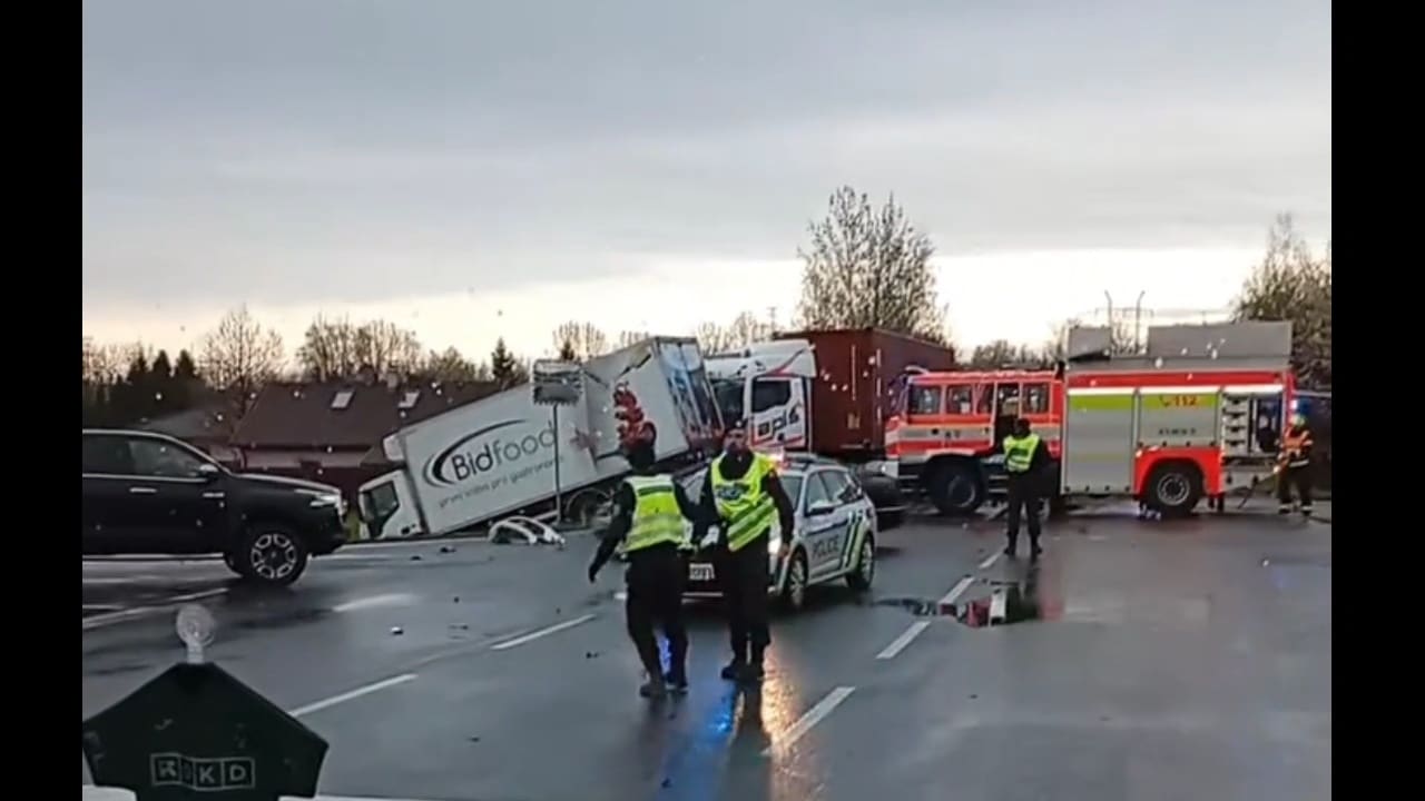 Tragická nehoda u obce Dobrá. Video: Ahmed Katka