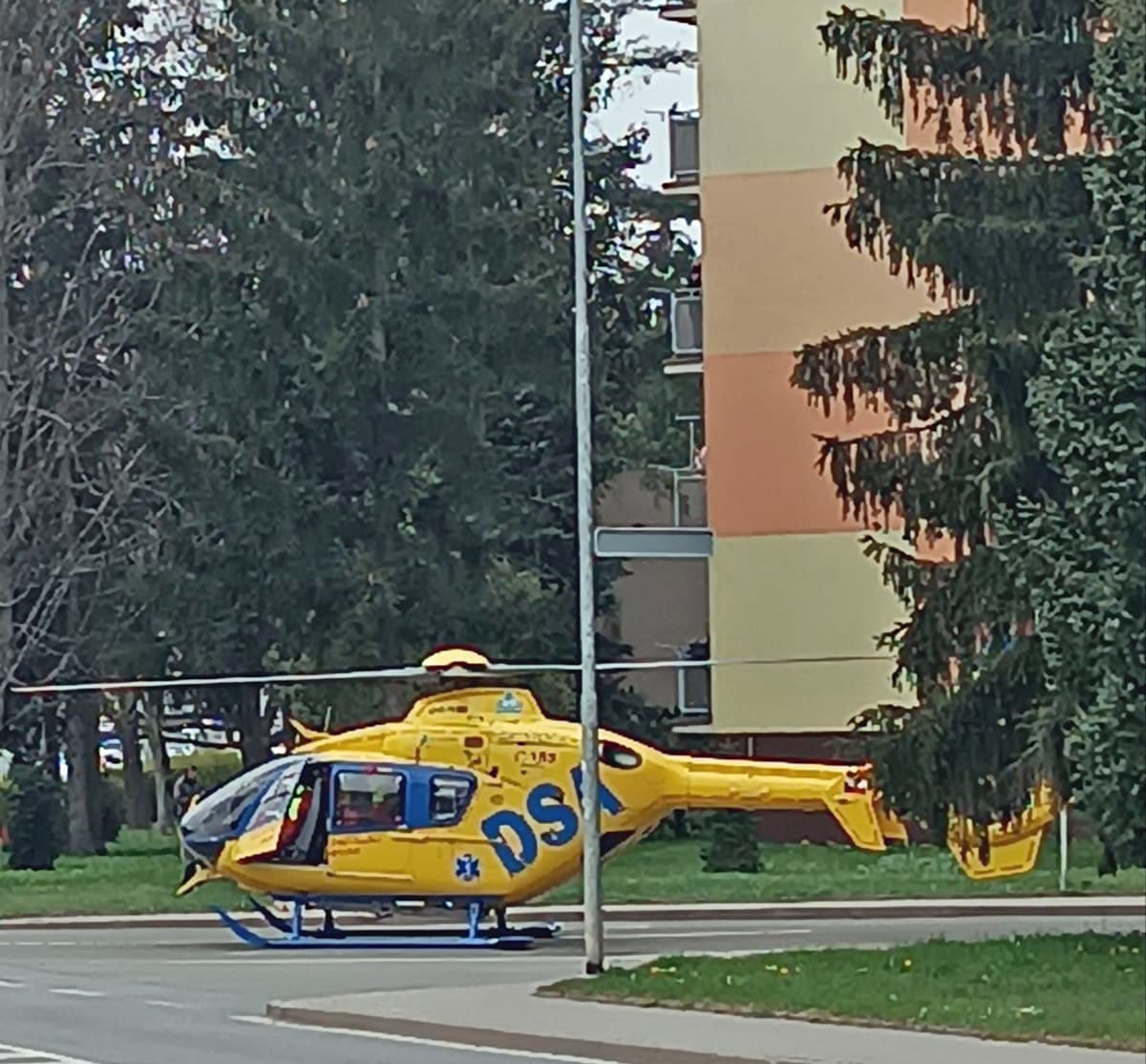 Vrtulník záchranářů přistál v Rychnově na sídlišti. Foto: Michael Mike