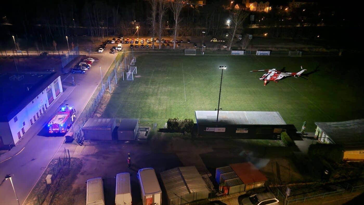 Na nedalekém hřišti v Lokti čekal záchranářský vrtulník. Foto: Michal Vlk