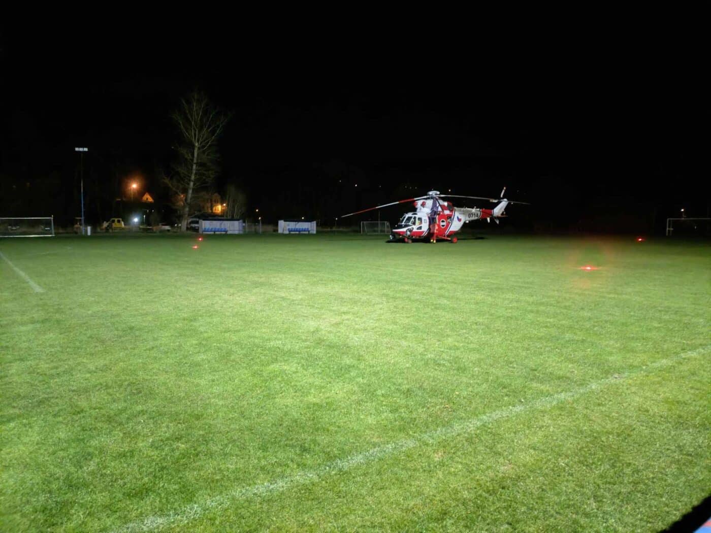 Na nedalekém hřišti v Lokti čekal záchranářský vrtulník. Foto: HZS