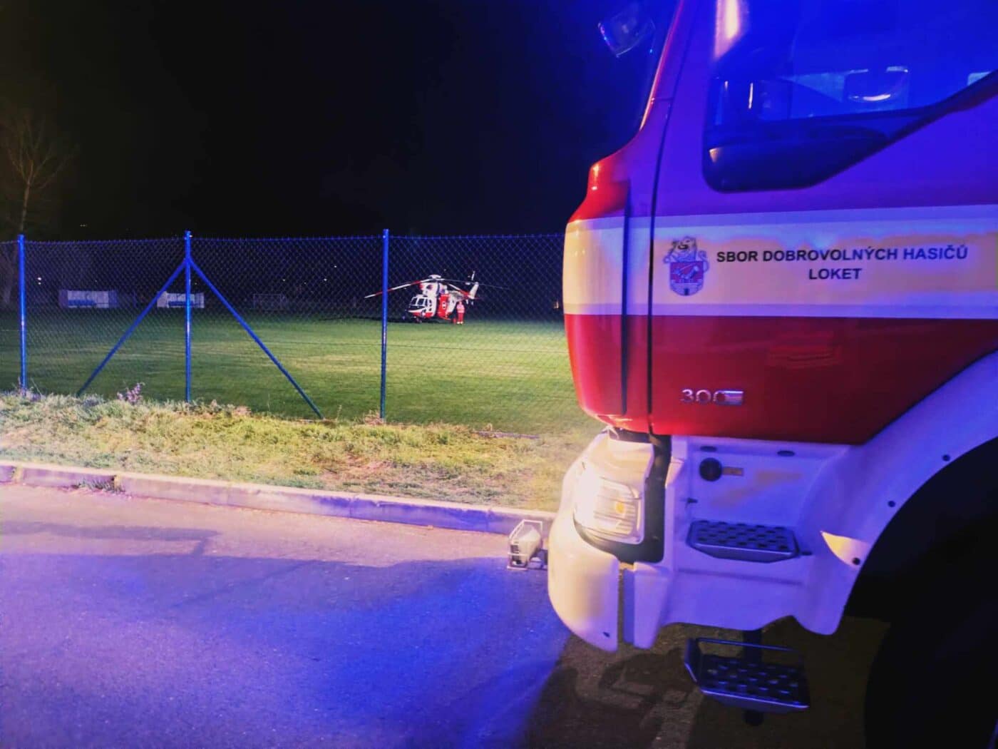 Na nedalekém hřišti v Lokti čekal záchranářský vrtulník. Foto: HZS