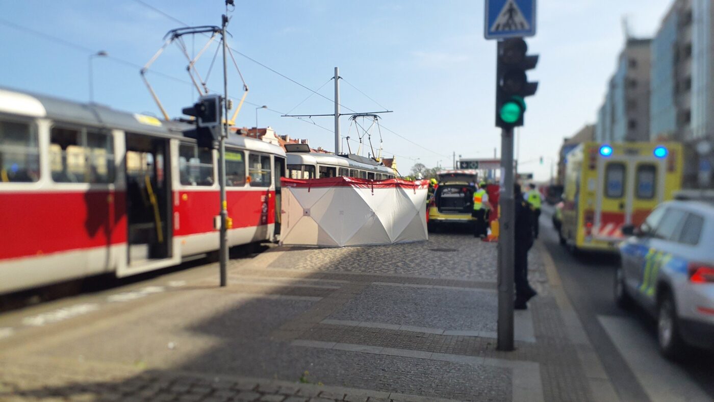 Tramvaj na Hradčanské srazila chodce. Foto: HZS