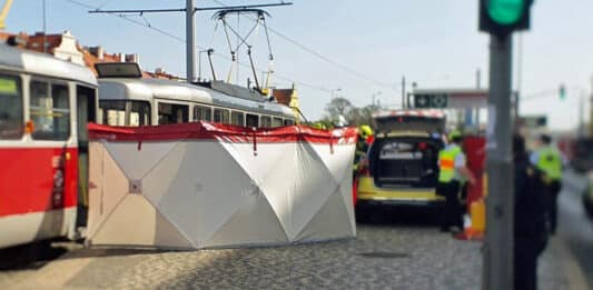 Tramvaj na Hradčanské srazila chodce. Foto: HZS