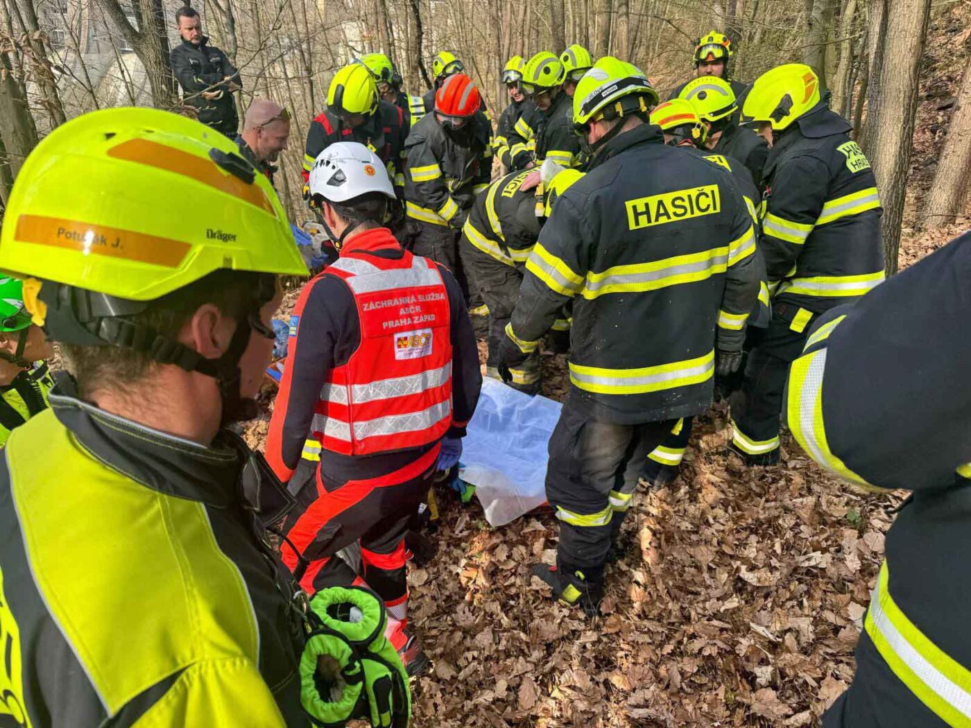 Hasiči i záchranáři museli k autu terénem pěšky. Foto: ZSASČR 