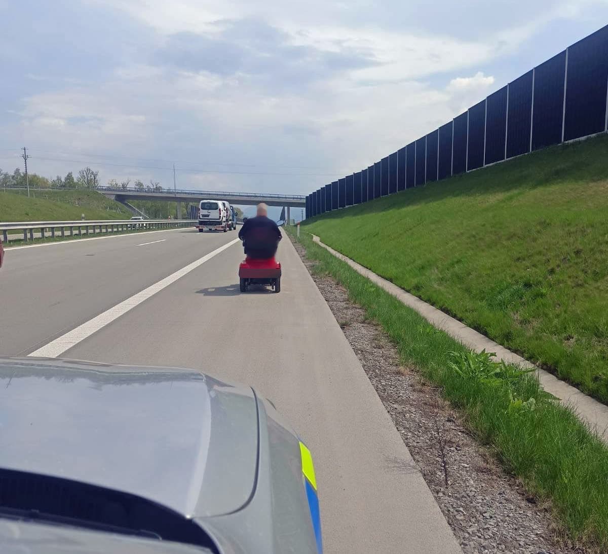 Vozíčkář najel na dálnici D48 a následně silnici I/68. Foto: PČR