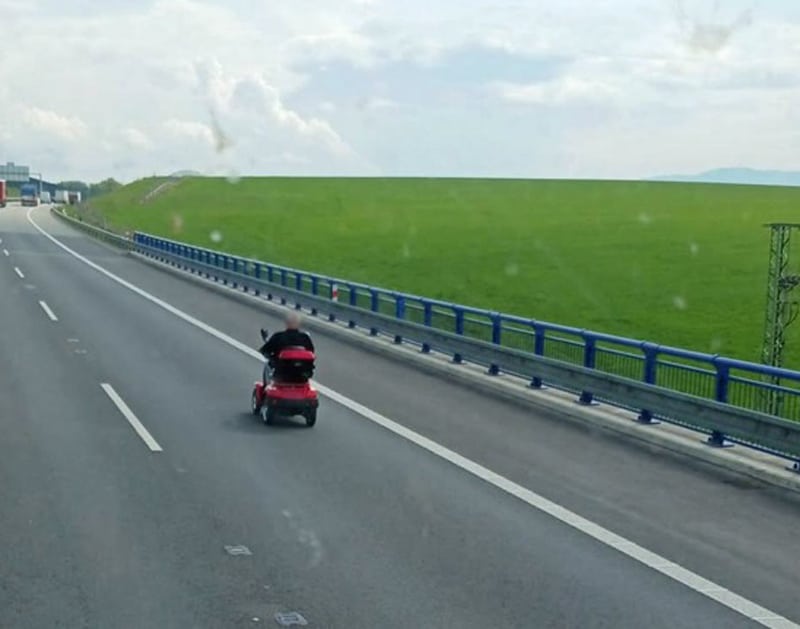 Vozíčkář najel na dálnici D48 a následně silnici I/68. Foto: PČR