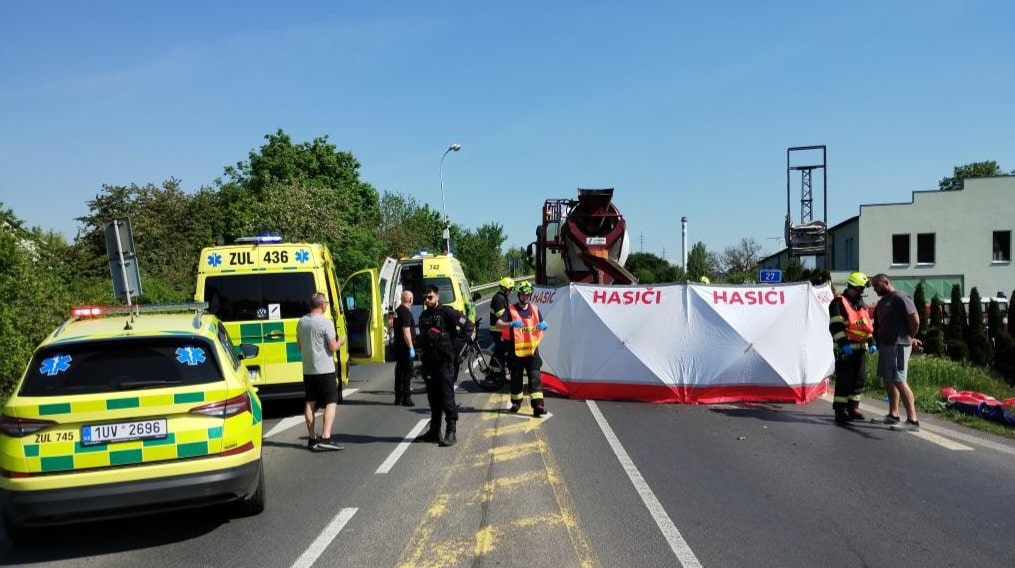 Nehoda v Žatci. Cyklistka se srazila s domíchávačem betonu. Foto: HZS