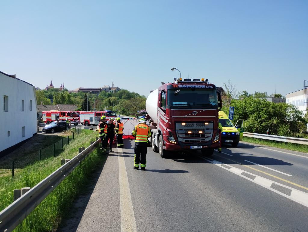 Nehoda v Žatci. Cyklistka se srazila s domíchávačem betonu. Foto: HZS