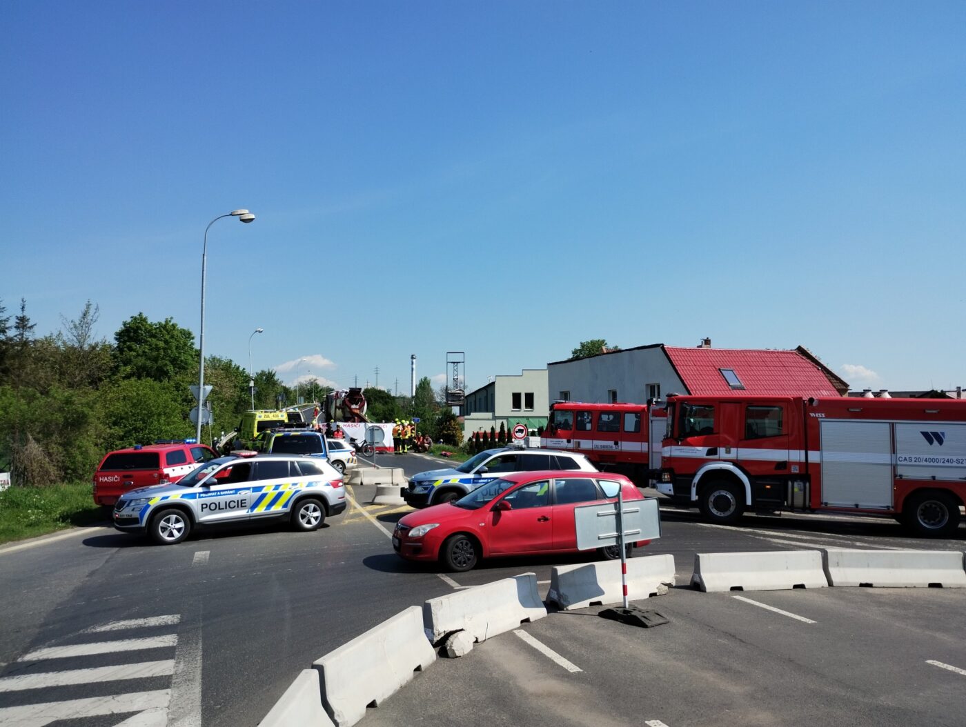 Nehoda v Žatci. Cyklistka se srazila s domíchávačem betonu. Foto: HZS