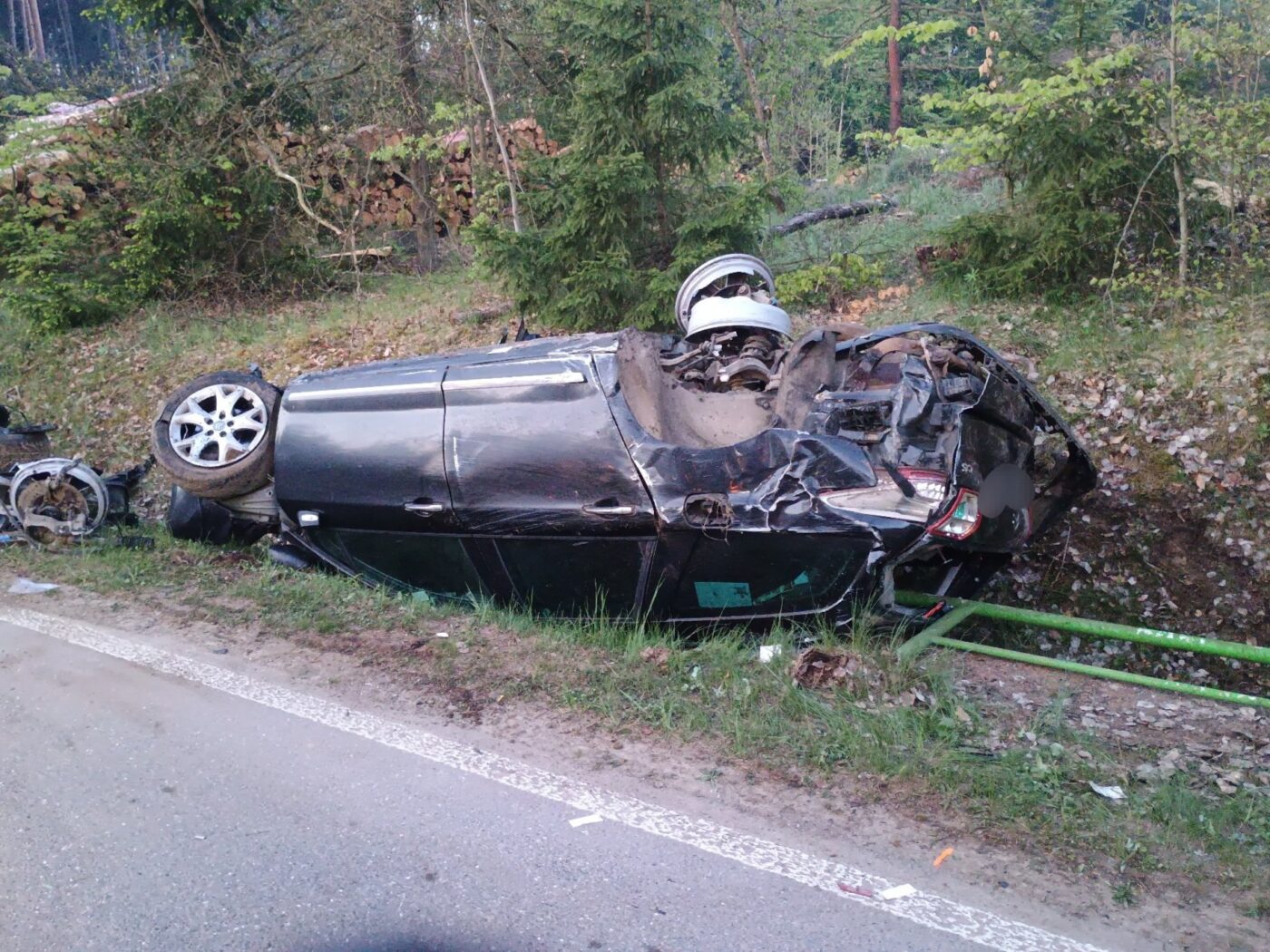 Dnešní nehoda auta u Kovářova v jižních Čechách. Foto: HZS