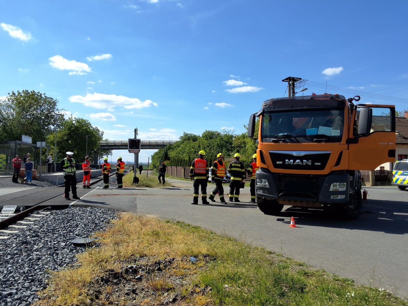 Nehoda vlaku a nákladního vozu v Bystrovanech. Foto: HZS