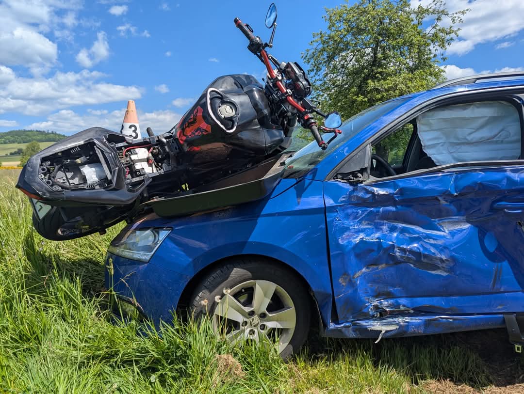 Vážná nehoda auta a motorky u Velký Losin. Foto: HZS