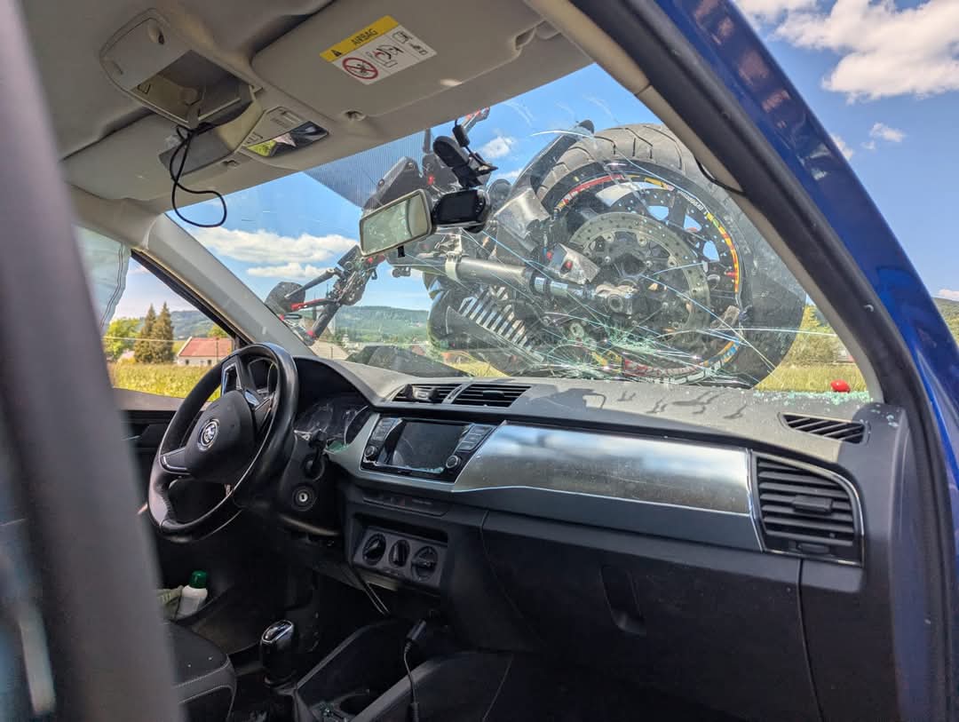 Vážná nehoda auta a motorky u Velký Losin. Foto: HZS