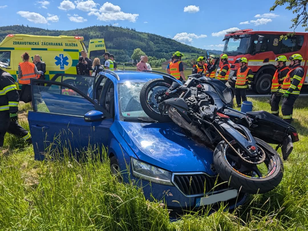 Vážná nehoda auta a motorky u Velký Losin. Foto: HZS