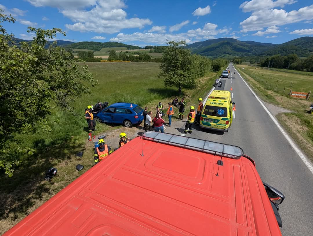 Vážná nehoda auta a motorky u Velký Losin. Foto: HZS