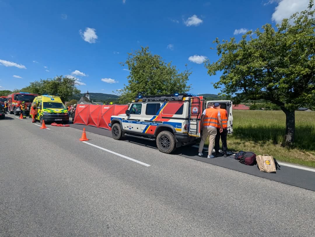 Vážná nehoda auta a motorky u Velký Losin. Foto: HZS