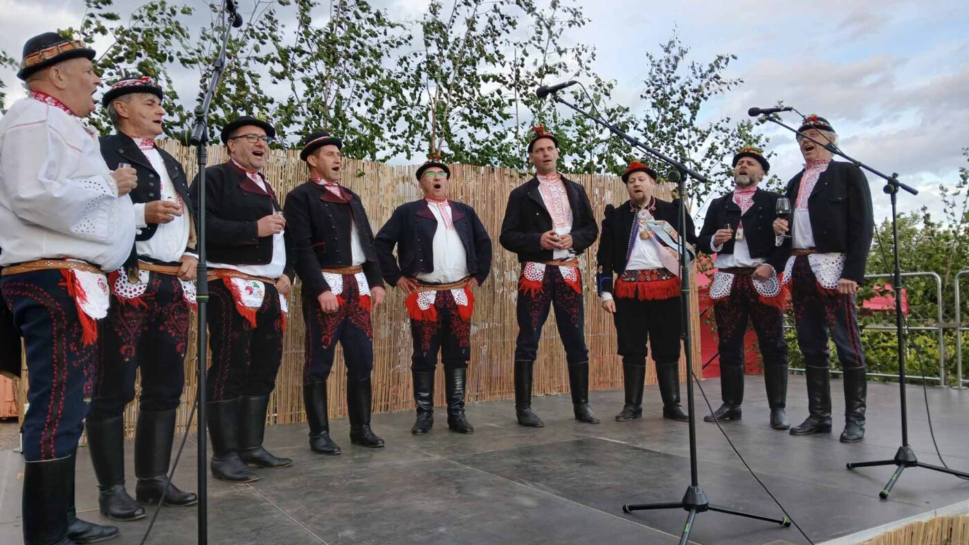 František (zcela vpravo) si naposledy zazpíval s kamarády ze sboru, pak přišla tragická nehoda. Foto: obec Ratíškovice