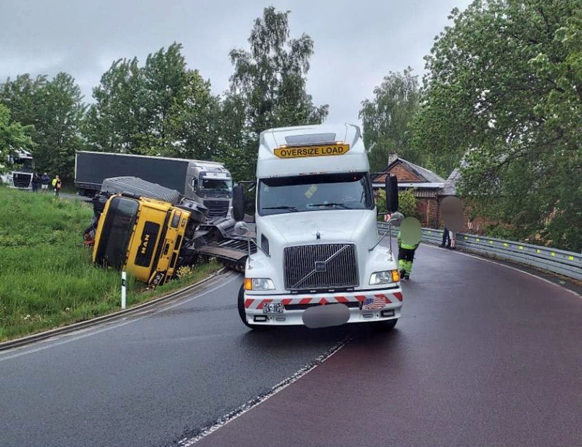 Nehoda kamionu v Albrechticích. Foto: HZS