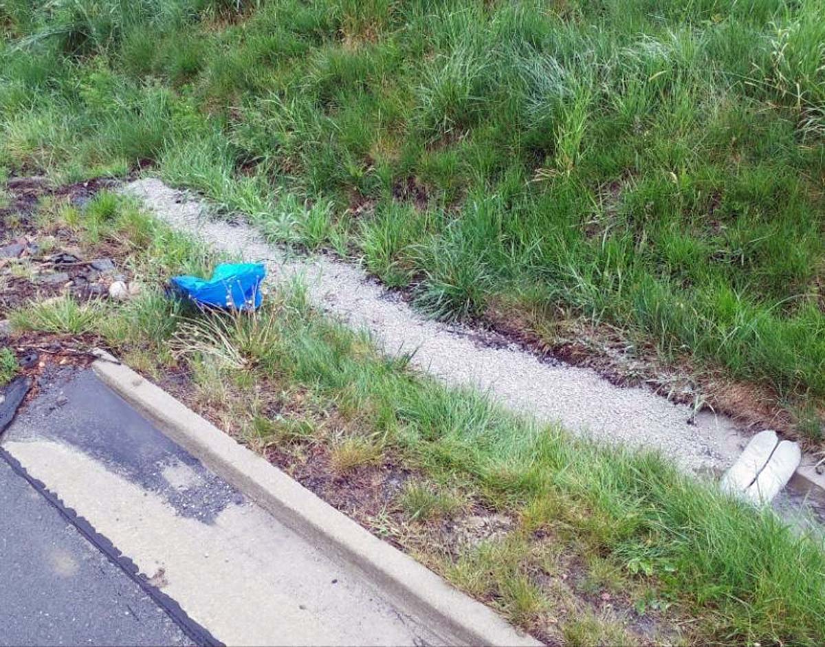 Z kamionu začaly vytékat provozní kapaliny. Foto: HZS