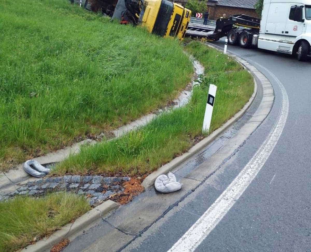 Z kamionu začaly vytékat provozní kapaliny. Foto: HZS