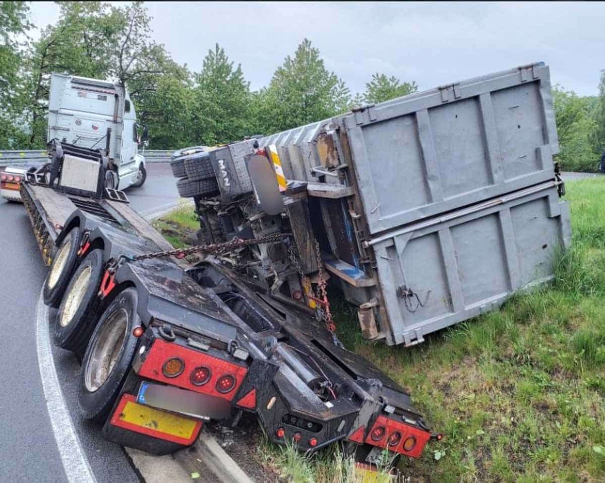 Kamion se převrátil z podvalu na trávník.