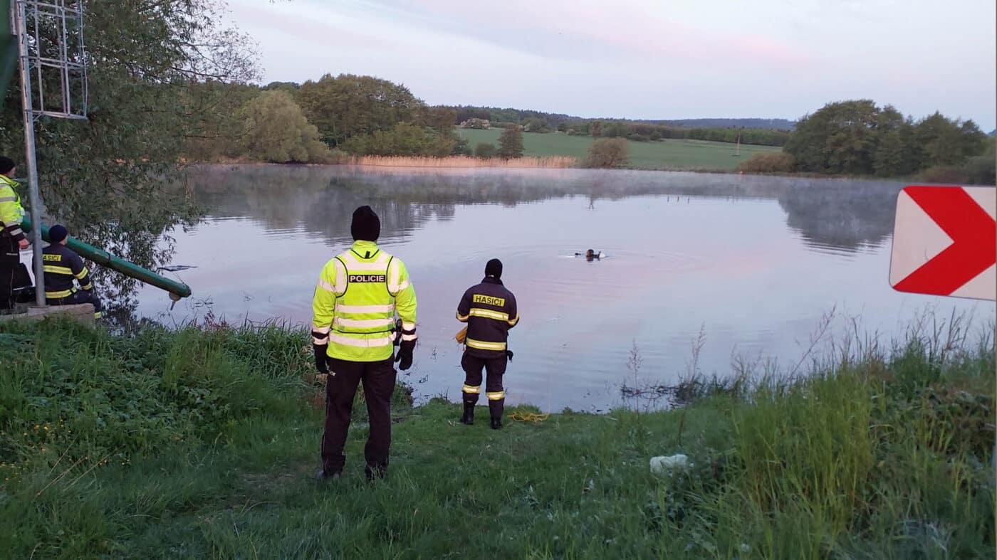 Auto sjelo do Nového rybníka u Miřetic. Foto: HZS