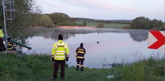 Auto sjelo do Nového rybníka u Miřetic. Foto: HZS