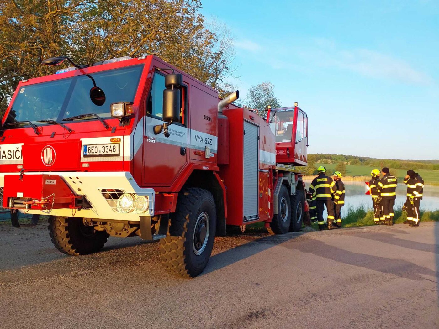 Auto sjelo do Nového rybníka u Miřetic. Foto: HZS