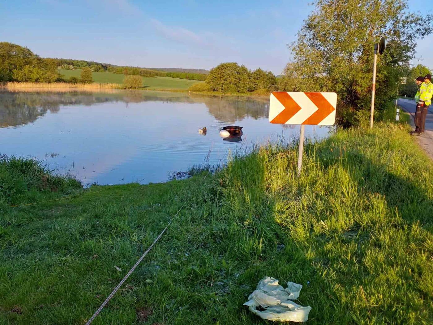 Auto sjelo do Nového rybníka u Miřetic. Foto: HZS