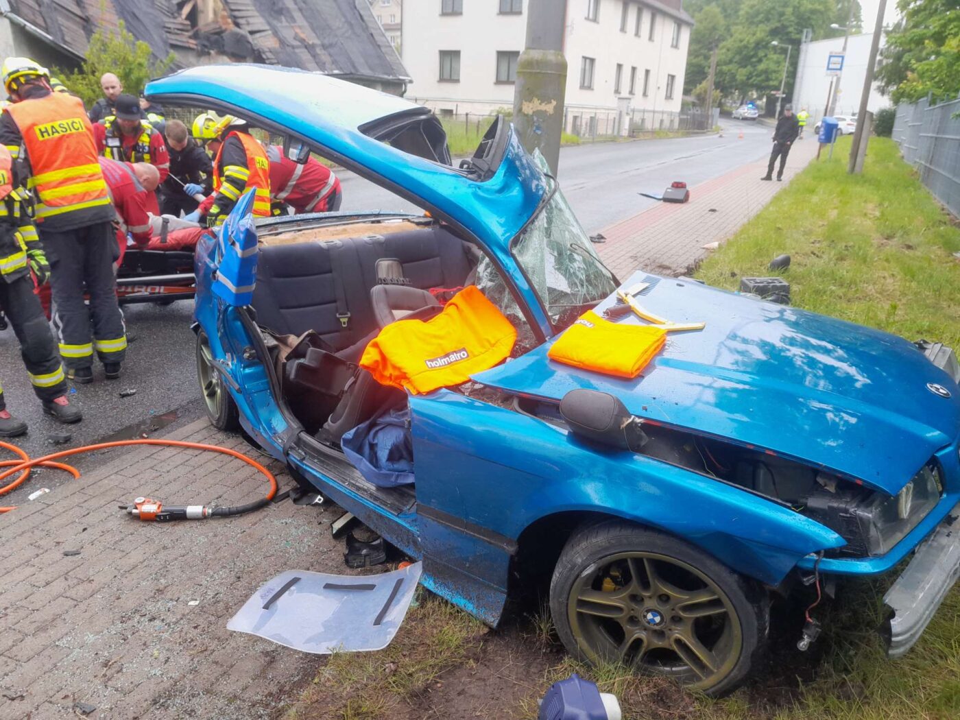Nehoda BMW v Liberci. Foto: HZS